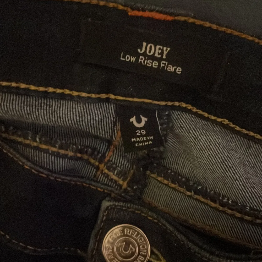 Modellen Joey i storlek 29. Slutsålda på Nellys hemsida! Kan alltid diskutera pris. Farkut & Housut.