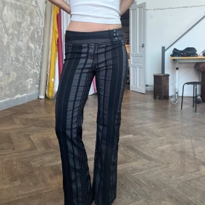 Svarta randiga byxor - Lågmidjade kostymbyxorliknande vintage jeans!! Först till kvarn säljer endast för att de är lite förkorta för mig som är 174cm❤️