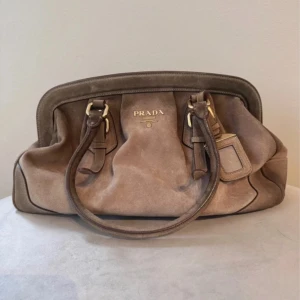 Prada väska - SUPER snygg och unik i jätte bra kvalitet 💕💕 såklart äkta och köptes på vestiaire collective