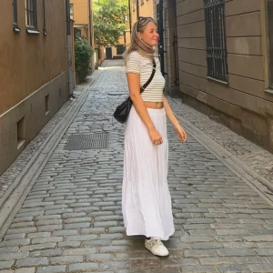 Vit långkjol - En riktigt somrig och fin maxikjol som är perfekt till sommaren. Ganska väl använd med få missfärgningar där och där men överlag ett bra skick. 🌺