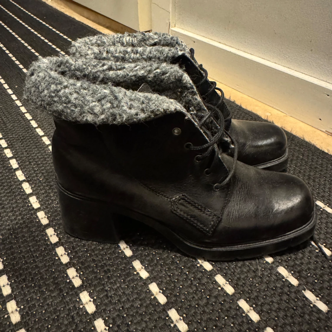 Svarta boots med grått foder - 1