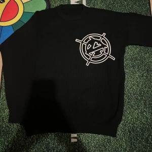 Svart Vicinity tröja - Helt ny & Oanvänd 