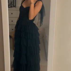Smaragdgrön balklänning  - Fantastisk balklänning från Lace and Beads i smaragdgrön färg i tyll med rosettband vid axlarna. Använd endast en gång på bröllop. Slutsåld online. 
