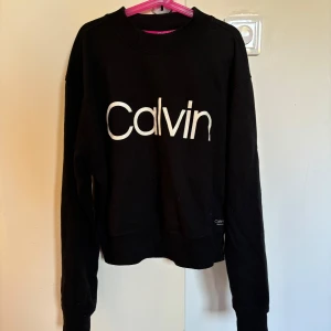 Svart sweatshirt från Calvin Klein - Säljer en snygg och stilren svart sweatshirt från Calvin Klein. 