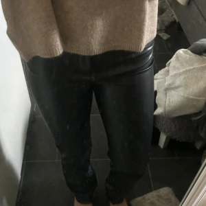 Skinnbyxor  - Svarta skinnbyxor i strl 34. High waist.