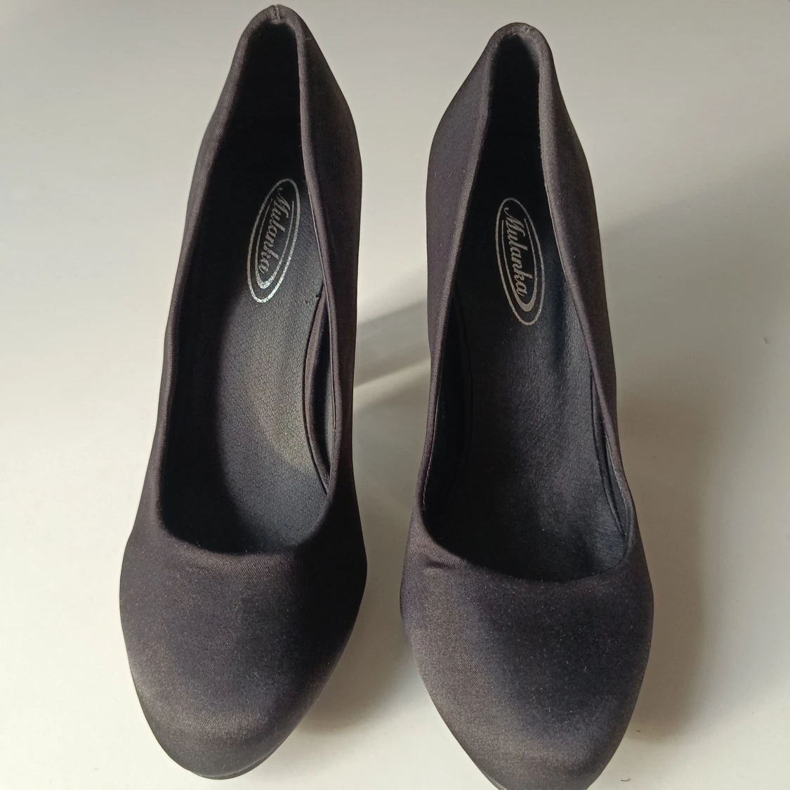 Svarta pumps med transparent klack - 90