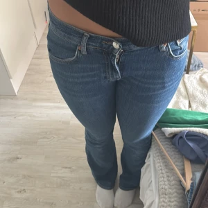 Lågmidjade jeans - Lågmidjade bootcut jeans från Gina i superfint skick utan defekter. Storlek 36 och jag är 174.