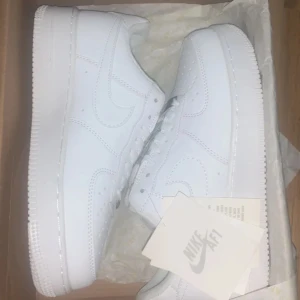 AF1 - Säljer mina Nike air force 1  Då jag köpte fel storlek. Helt nya aldrig använd bara provad inomhus. 