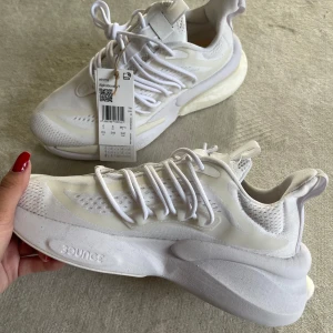 Alpha Boost V1 Adidas skor  - Vita alpha boost v1 adidas skor. Nya som aldrig kommit till användning.  Unisex skor.