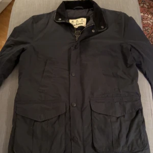 Barbour field jacka  - Tja, säljer nu denna snygga jacka från Barbour. Den har inga defekter och är i toppen skick!   Hör av er vid eventuella frågor.