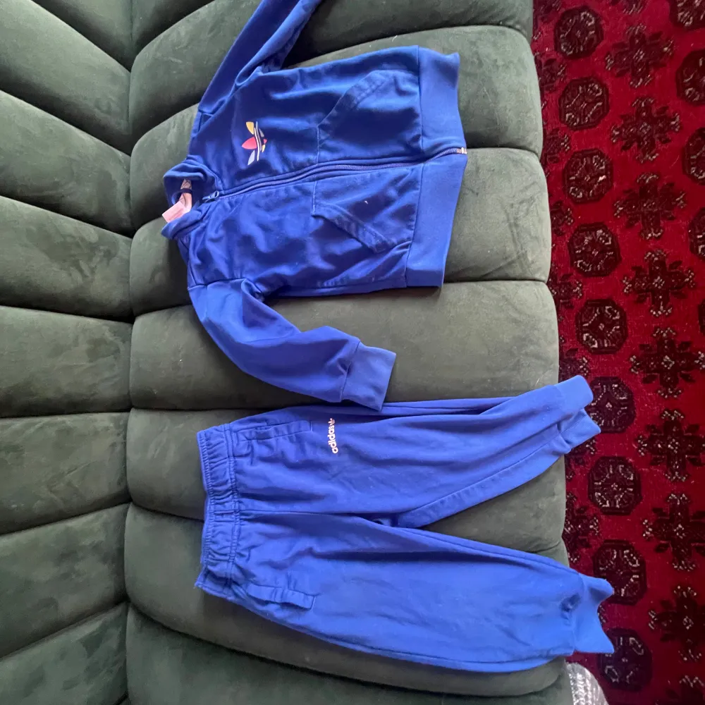 Bild 1: Mini Rodini skjorta. Pris:150kr. Storlek 2-3år. Bild 2:En mini rodini jacka storlek 12-18 månader. Pris:100kr. Bild 3: Adidas sätt storlek 18-24 månader. Pris: 100 kr .Bild 4: Nike tröja storlek 2-3 år. Pris:90kr Kontakta om du är intresserad. Övrigt.
