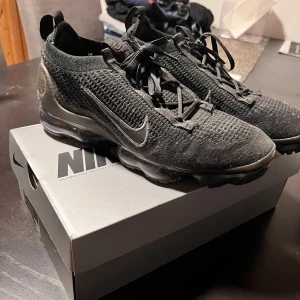 Nike vapormax 2022  - Hej, säljer nu dessa Vapormax pga dem aldrig används. Dem är som helt nya, inga hål eller något liknande. Storleken är 43 men kan passa 42 också. Priset kan diskuteras så det är bara att skriva till mig, mvh sebbe 😁