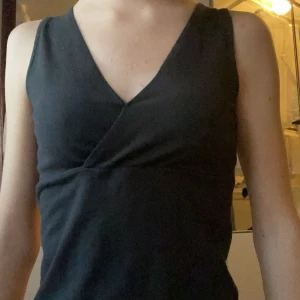 Brandy Melville topp - Köpt på brandy Melville  Bra skick, endast använd några gånger  Sydd lite (tredje bilden), men går nog att ta upp lätt