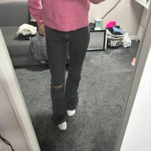 Midwaisted jeans  - Fina men lite trasiga där nere men inget som stör en blivit så för dom är lite långa för mig, men annars fina 