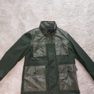 J.Lindeberg - Säljer min J.Lindeberg jacka strl M som aldrig är använd mer en testad inomhus. Nypris 4500kr Mitt pris 999kr. Priset kan såklart diskuteras vid snabb affär! Skick 10/10