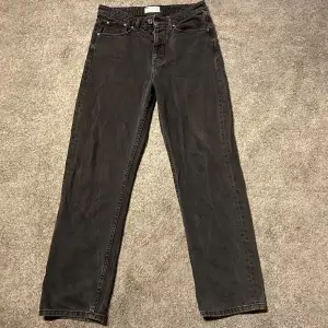 Säljer ett par mörkgrå jeans från Asos som är i bra skick utan skador eller slitage. Dom är i storlek W28 L30 men är lite baggy/relaxed i passformen.