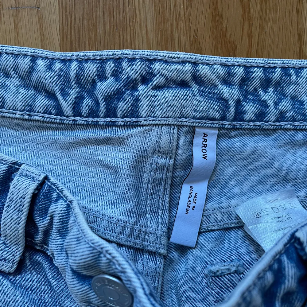 Weekday jeans stl 27/30 blå i mkt bra skick säljes 300 kr, köparen står för frakten . Jeans & Byxor.