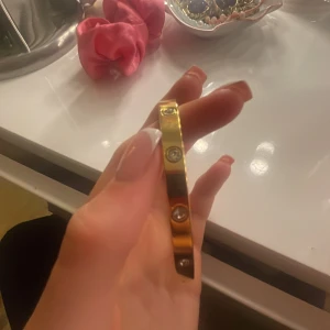 Guld armband med stenar i  - 7 cm rakt över 