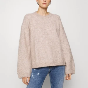 Stickad tröja Arket  - Säljer denna så fina populära tröja från Arket❣️❣️