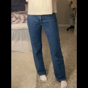 Carin Wester jeans - Carin Wester denim Cindy. Regular wide, high waist. Köpt för ca 600kr, och är i superfint skick då de är sparsamt använda. 