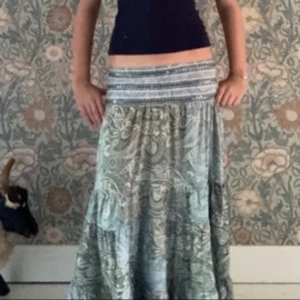 Lång kjol - Älslar denna lång kjol! har köppt utomlands med jätte fina mönster och ditaljer. Pris kan diskuteras 