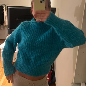Turkos stickad tröja - Säljer en supermysig turkos stickad tröja som är perfekt för kyliga dagar. Den är från H&M i storlek XS