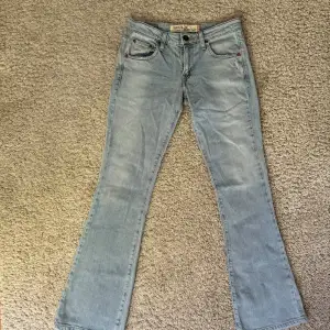 Lågmidjade jeans från Levis i model ”super low boot cut 318”. Midjemått rakt av 39cm. Innerbens längd: 82cm. Finns ett litet hål på vänster framsida annars inga defekter. Priset kan diskuteras vid snabb affär⭐️