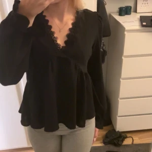 Svart blus  - Säljer min svarta blus med puffärmar och volang nedtill eftersom att den är för stor och inte kommer till användning❣️pris kan diskuteras!!