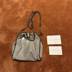 Stella Mcartney väska - Intressekoll på min fina Stella Mccartney väska, den är välanvänd men inga direkta tecken på användning. Pris kan diskuteras💖