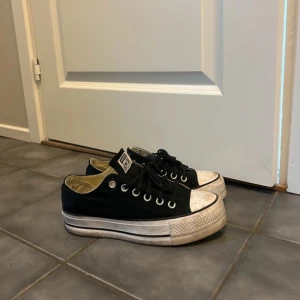 Platå converse  - Normal i storlek, bra skick 