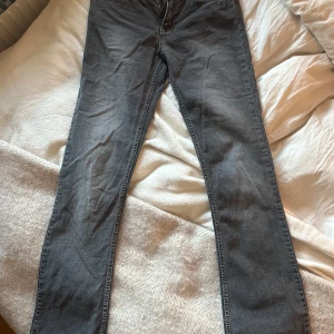 Gråa bootcut jeans - Jättefina jeans från cross💕 storlek 27/34 och sitter bra på mig som är typ 175💕Skriv privat för fler bilder!