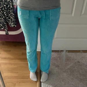 2000’s äkta Juicy byxor  - De här säljs inte på affärer idag. Jag säljer dom därför att de inte kommer till användning💞, köpte dom för 1000kr i en sida med 2000’s kläder. Priset kan diskuteras💕