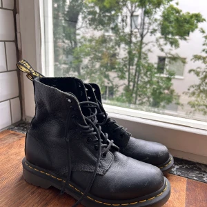 Dr Martens 1640 Pascal strlk 38 - Dr Martens 1460 Pascal. Storlek 38. Något använda, men i bra skick. Lite slitning i framtill. Se bild.  Kan även mötas upp centralt i Stockholm vid behov. Annars står köparen för frakten.  Pris kan diskuteras vid snabb affär.