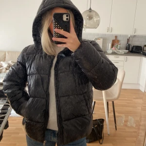 Svart dunjacka - Jacka i mycket fint skick, enda ”defekten” är att snöret saknas. (Spegeln på bilderna har lite damm på sig, inte jackan som är smutsig). Skön till vintern då man får plats med en tjock tröja under 💕Storlek XS men jag brukar ha S, så den är oversized