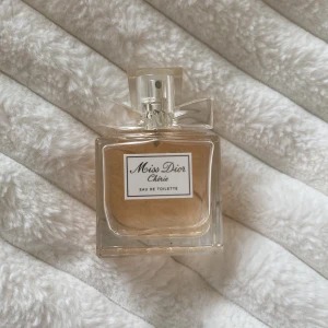 Miss dior Cherie  - Hej säljer denna miss dior Cherie, nästan som ny, har nästan aldrig använt, (50ml) går inte att köpa i butik längre, skriv om du är intresserad!!  pris diskuteras 💞