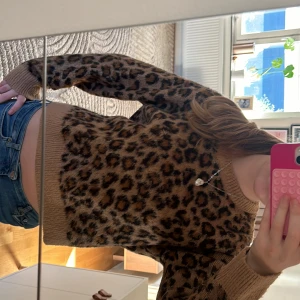 Leopard tröja - Säljer denna as snygga leopard tröja💕💓 perfekt till hösten! STRLK M och sitter perfekt på mig som är runt 170