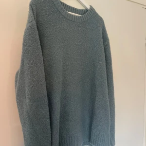 Stickad tröja  - Fin stickad blå grön tröja, sticks ej, mjuk. Från herravdelningen tror jag 