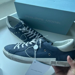 PHILIPPE MODEL HELT NYA  - Säljes dessa sjukt snygga Philippe Model skor i storlek 45. Skorna är helt nya och box är inkluderat.