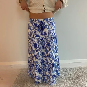 Lång kjol -  Jättefin långkjol använd 1 gång🥰