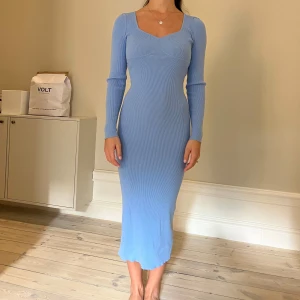 Blå Adoore klänning - Blå fin Adooreklänning i storlek 36. Stretchig och skön. Tyget har gått upp litegrann baktill, se bild. Går att åtgärda men det är inget som syns när man använder klänningen. 