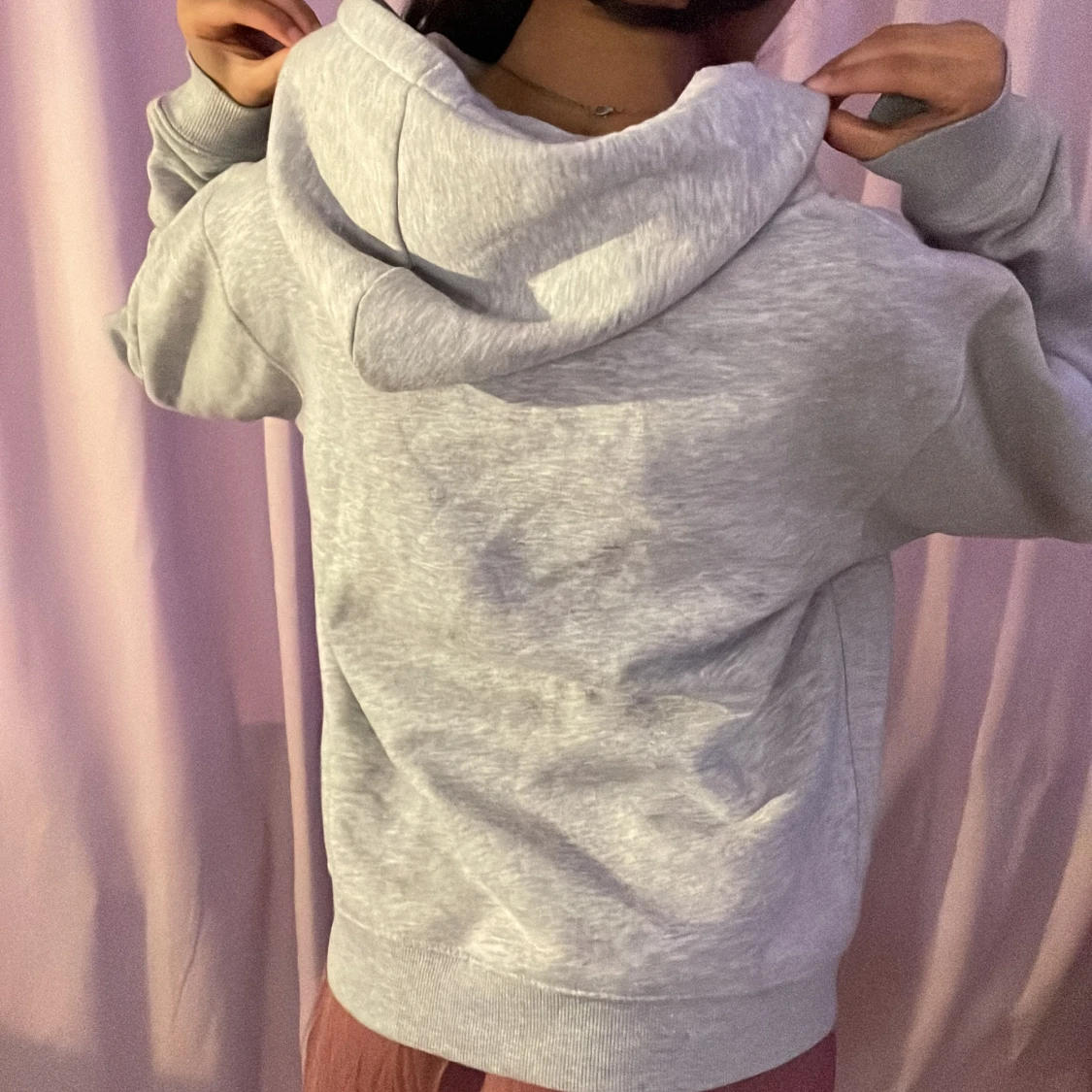 Grå hoodie med svart stjärna - 91