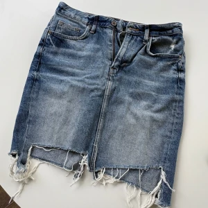 Jeanskjol - Cool jeanskjol med slitningar.