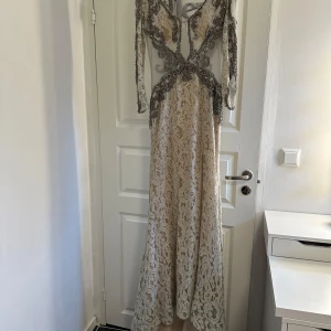 Festklänning  - Använd 2 gånger. Den är i använd skick där av priset.