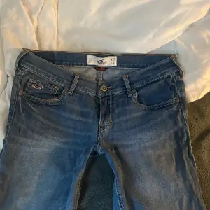 snygga jätte lågmidjade hollister jeans 💘 bra skick, blåa. pris kan diskuteras, jag står inte för frakten och gör inga returer 😇 