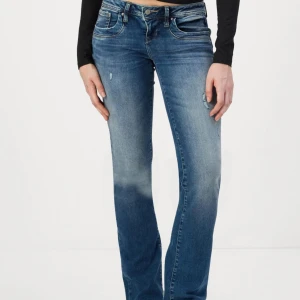LTB Valerie Jeans 🫶 - Säljer ett par LTB valerie jeans i nyskick! Säljer pga dem inte passar mig längre❤️ använts fåtal gånger och hittar inte exakt rätt bild på modellen men detta är den närmsta, skickar såklart bilder vid fråga 🤍🤍 pris går att diskutera vid snabb affär 💖