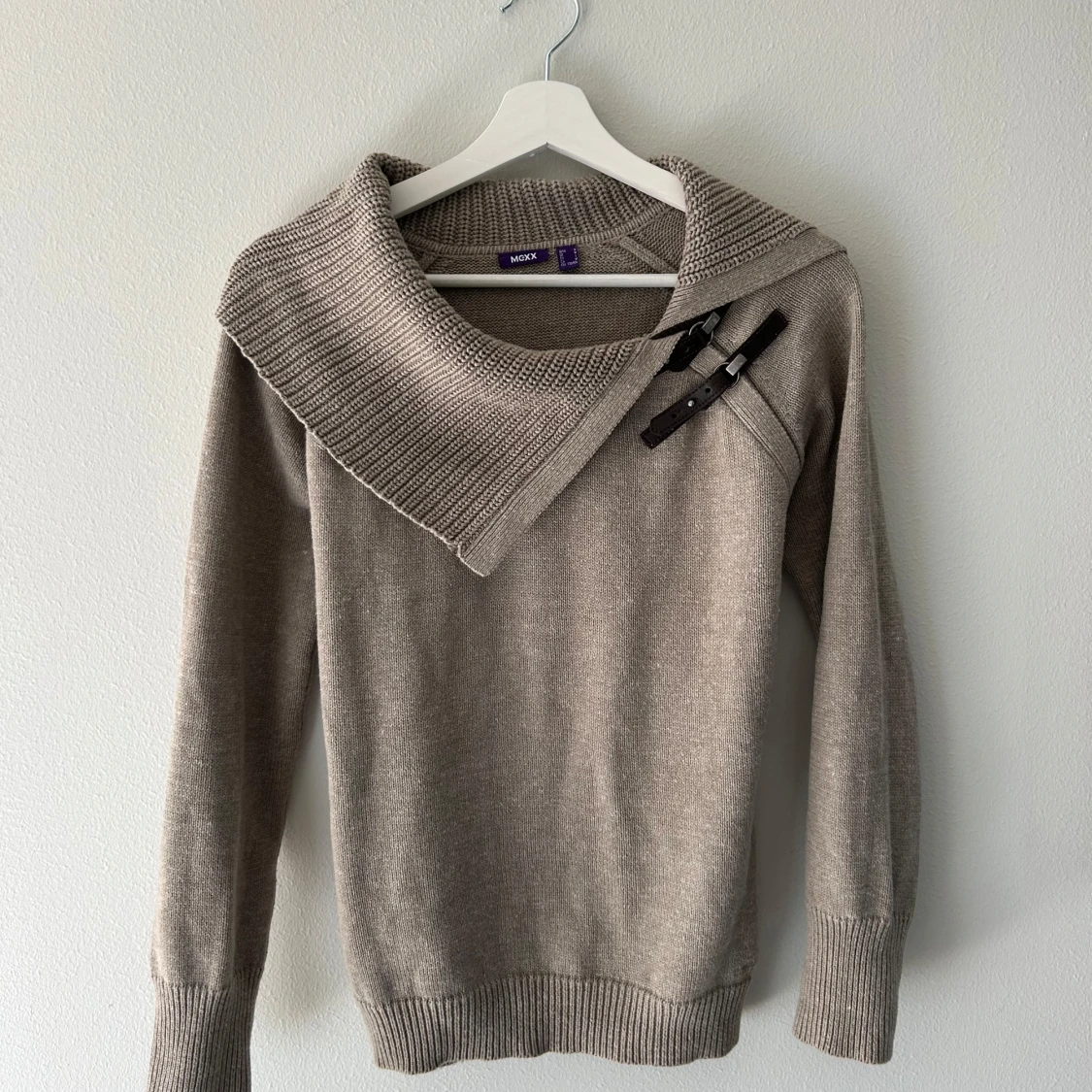 Tjocktröja med detalj - 92