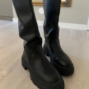 Svarta boots - Svarta stövlar. Använda ett par gånger. Lite ”creasade” se bild.  Inköpta för 1299. 