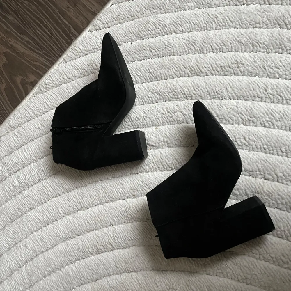 Säljer klackskor/boots ca 9 cm klack! Använda men väldigt bra skick! 🤍 storlek 38.. Skor.