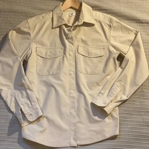 Benvit Overshirt - Benvit Overshirt från Uniqlo. Använd endast en gång.
