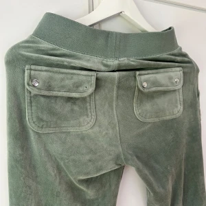 Juicy sett i färgen chinos green - Jätte fint juicy sett i färgen chinos green, saknar en knapp på ena backfickan men annars jätte bra skick💕💕Sparsamt använda. Byxor:xs Tröja: s, men passar en xs
